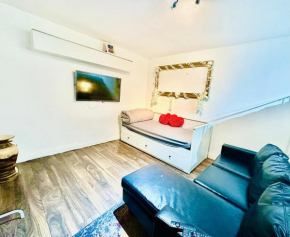 Stay in London - CENTRAL LONDON 30 minutes - WIMBLEDON 14 mins
